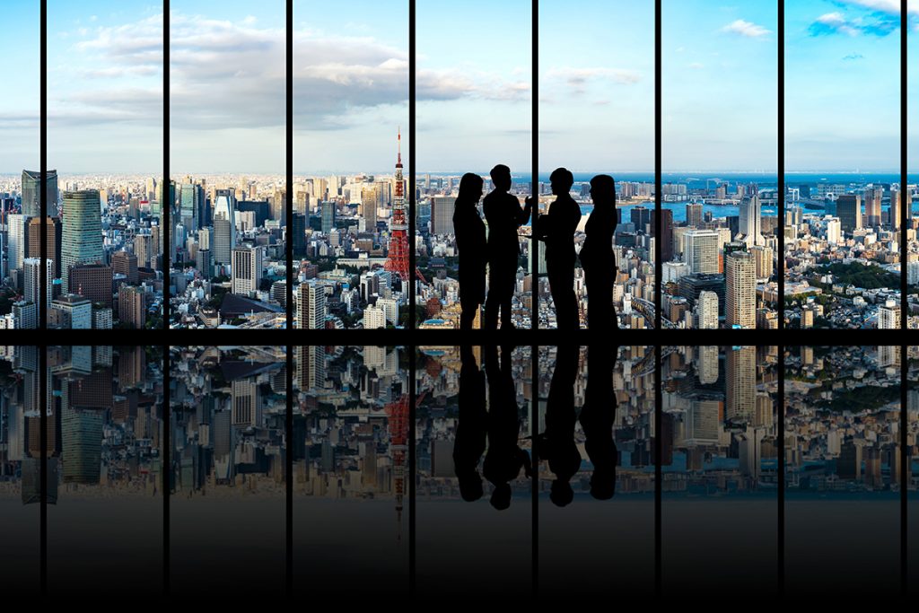 Grupo de pessoas de negócios em frente à paisagem urbana da cidade.