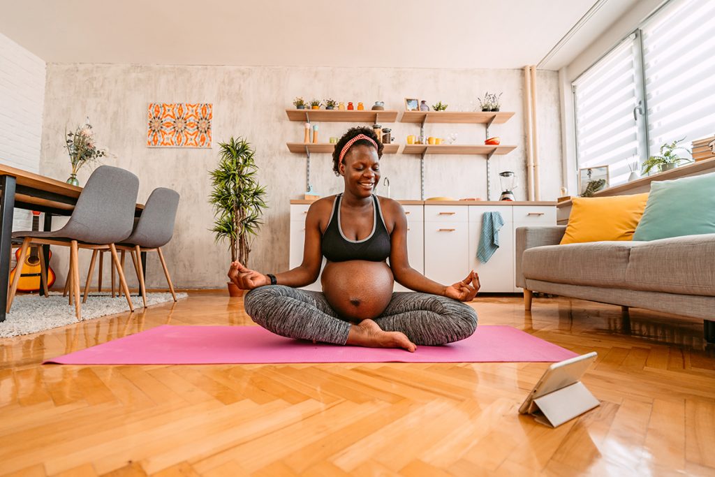 Mulher grávida realiza um exercício de atenção plena.