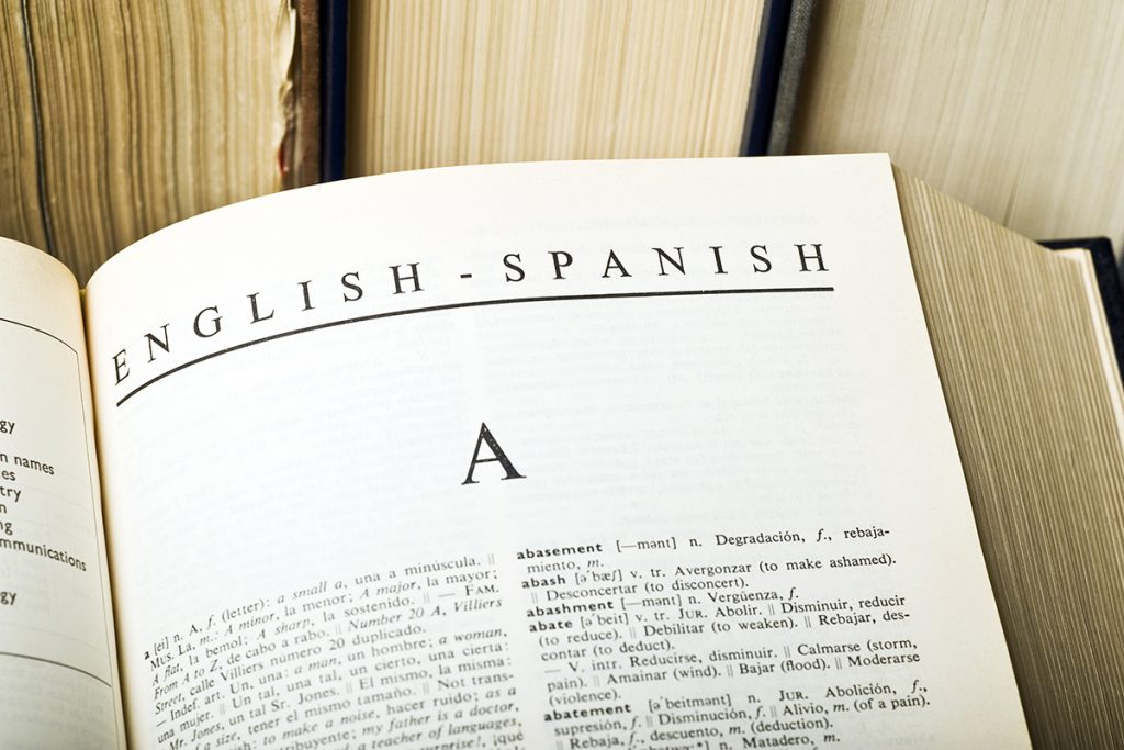 aprendizado de idiomas. Imagem de um dicionário inglês-espanhol.