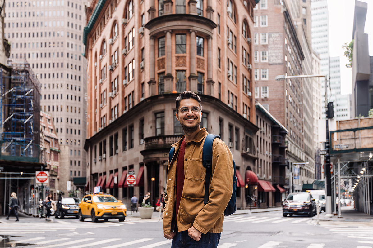 Retrato de um homem sorridente e feliz nas ruas do centro de Manhattan, Nova York, EUA.
