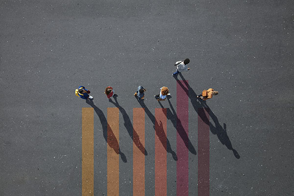 people-walking-in-line-on-bar-chart-painted-on-asphalt-one-person-walking-off- gettyimages-nueveciendocemillónquincemilsesenta-ocho-uno-copia